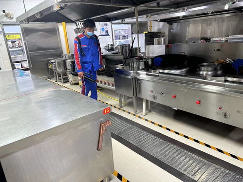 后勤保障处开展餐厅内外消杀,全力构筑食品安全防线